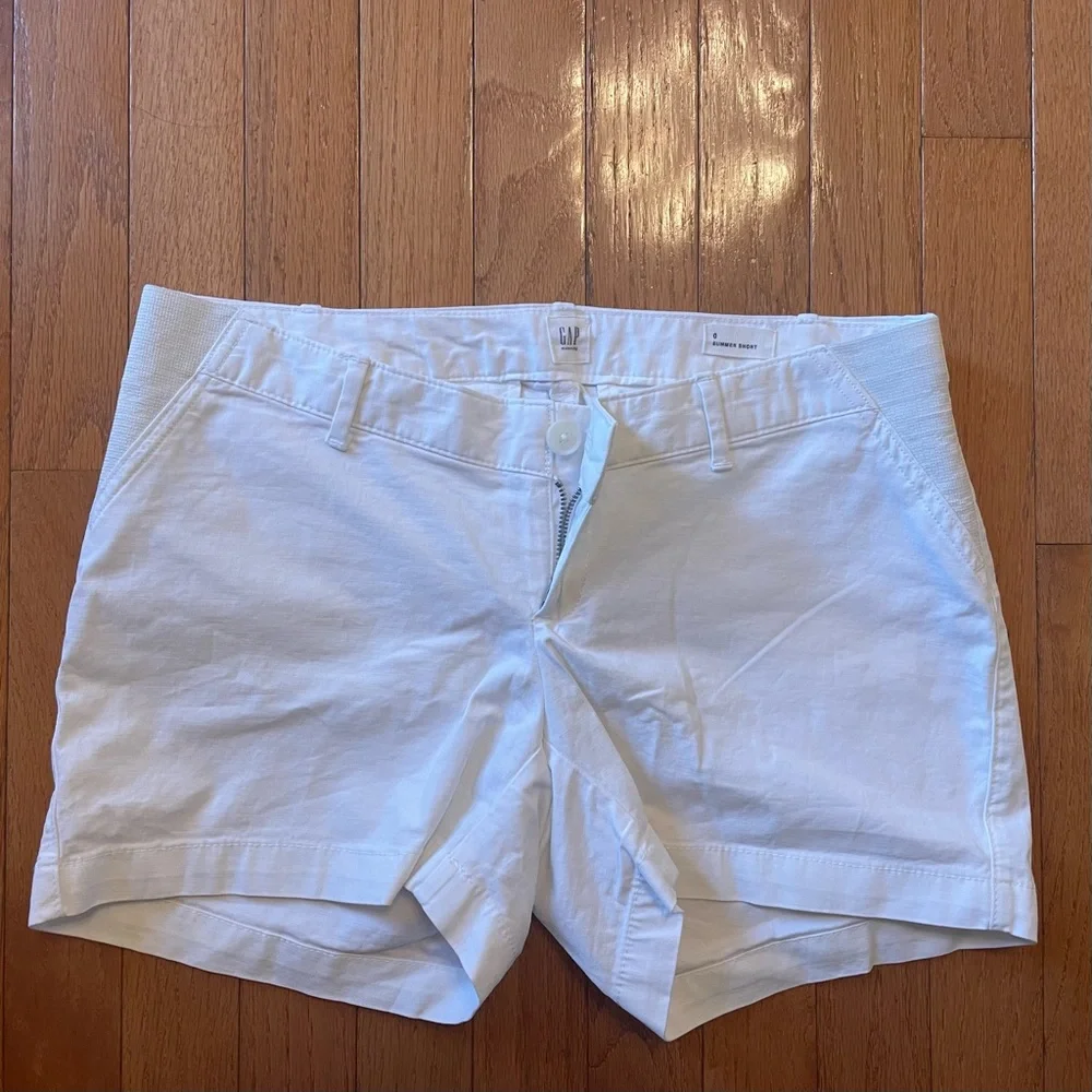 Gap Maternity - white side panel (underbelly) maternity shorts. Maternity size 0 - Picture 1 of 3
